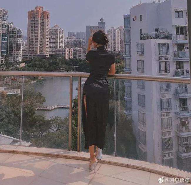 女子高楼扔子悲剧：事发前，她把孩子抱起来“亲了一下”