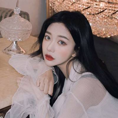 女子爬山游玩被雷电击中倒地 一旁大树被劈开